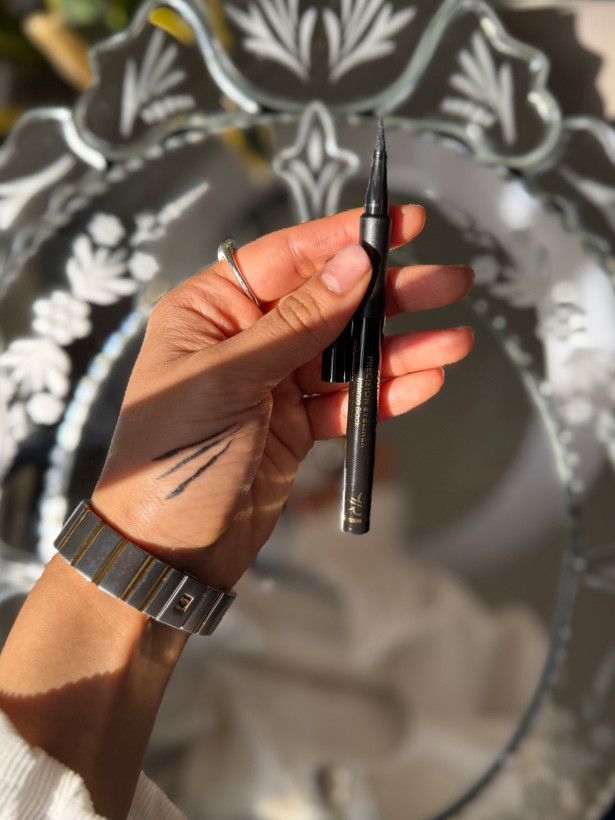 خط چشم ماژیکی مدل Precision Eyeliner Intense Black