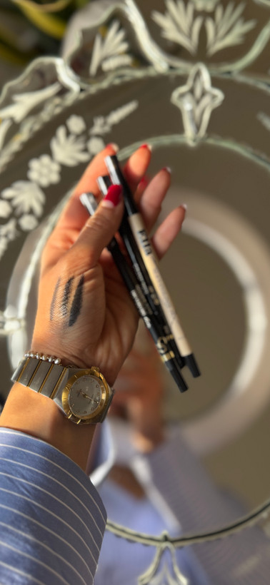 Ella Black Eyeliner مداد چشم مشکی و مخملی از برند الا